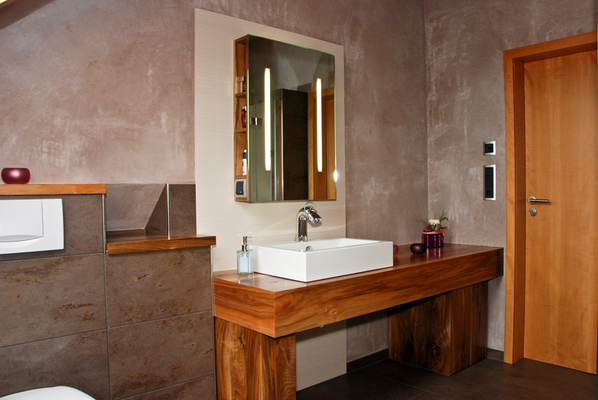 Wuchtiger Waschtisch – Badezimmermöbel in massivem Nussbaumholz und durchleuchtetem Spiegelschrank. Close