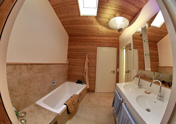 Badezimmer im Penthouse – Sehr exklusives Materialzusammenspiel aus Altholz für die Wandverkleidung, Juramarmor für Böden und Wannenverkleidung und Corian beim Waschtisch. Close