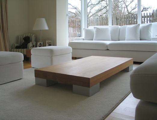 Couch- und Beistelltisch Buche massiv – Ultraflacher Couchtisch aus einheimischem Buchenholz mit geölt und gewachster Oberfläche. Die wuchtigen Tischbeine sind ebenfalls hölzern, wurden aber lackiert. Close