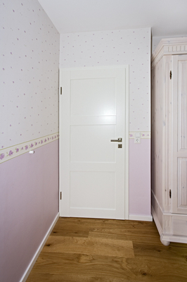 Zimmertüre – Weißlack-Türe mit modernen Metallbeschlägen im Einsatz für ein Kinderzimmer. Das dezente Design macht einen eventuellen Stilwechsel in der Zukunft einfach; sie integriert sich problemlos in eine neue Raumgestaltung.