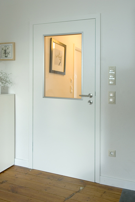 Zimmertüre – Zimmertüre mit quadratischem Fensterelement.