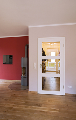 Zimmertüre – Zimmertüre mit drei Glaseinlegern für mehr Sonnenlichtversorgung.